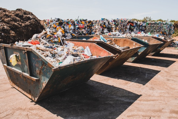 Fidu - - Économie circulaire : fin de priorité pour les déchets recyclés ? -