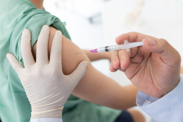 Vaccination par des sages-femmes, des infirmiers ou des pharmaciens : de nouvelles précisions !